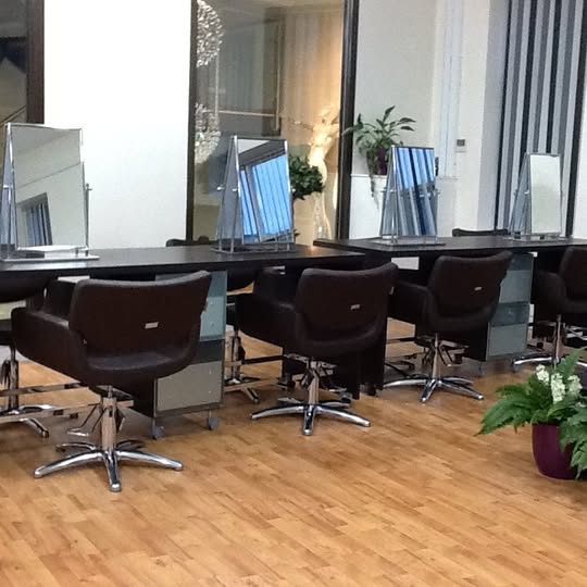 Salon Ambience Walnut Gemini 4 Seater Moveable Salon Dress Out Station