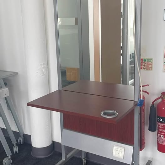 Double Sided Fold Up Hairdressing Dress Out On Wheels