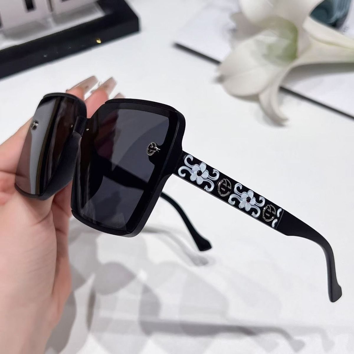 Black Square Frame Sunglasses Flower White